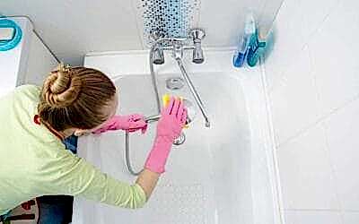 How to Deep Clean Your Bathtub: Material-Specific Methods That Work